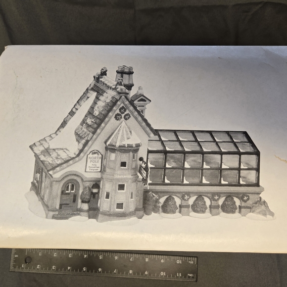 Mrs Claus' Greenhouse - Picture 3 of 7